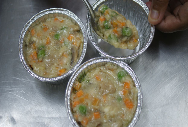 step-menuangkan-adonan